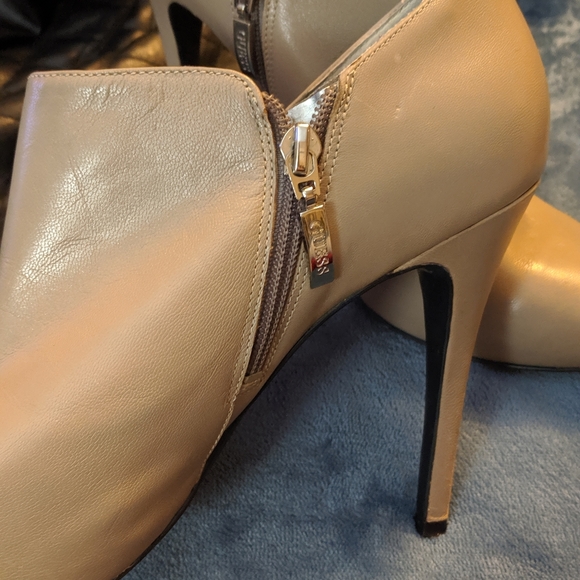 Guess Heels - Picture 5 of 7